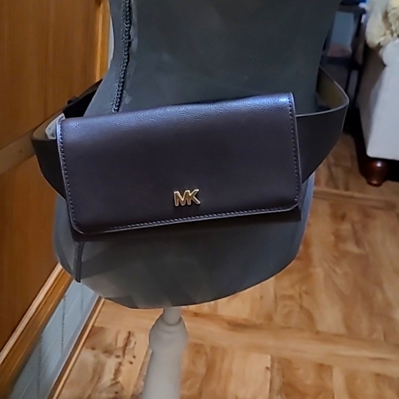Michael Kors Handbags - NWT -MICHAEL KORS WAIST WALLET S/M